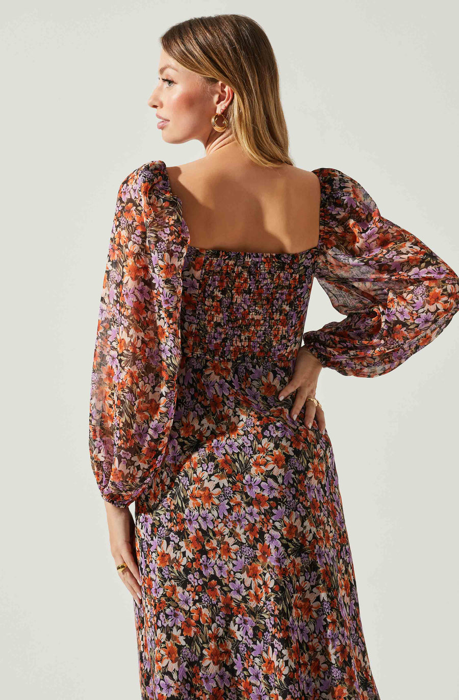 Sylvie – Midikleid mit Blumenmuster und Puffärmeln 